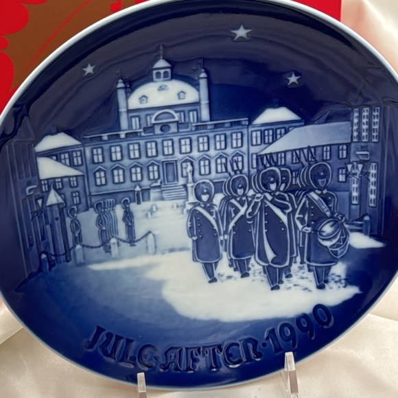 1990 Bing and Grondahl Christmas Plate “Changing of the Guard” - Picture 3 of 5